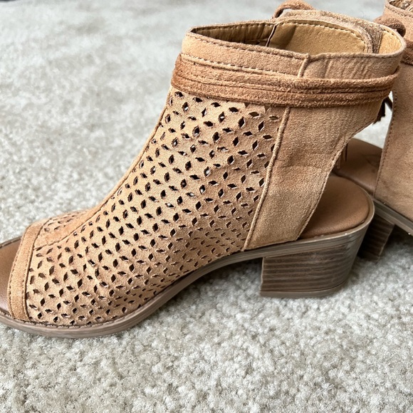 Justice! Perforated Heeled Bootie Sandals - Picture 5 of 8